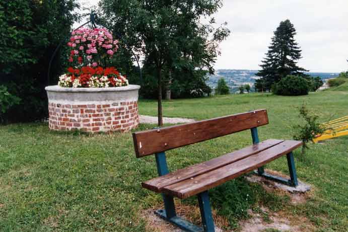 Montalzat village fleuri