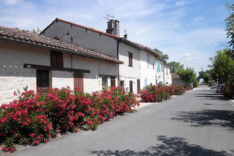 Montalzat village fleuri