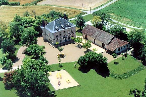 Montalzat vue aerienne mairie et parc